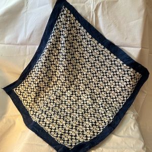 Silky scarf with “Coach like” emblem.